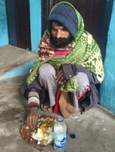 भारत नेपाल सीमा पर चलंत दरिद्र नारायण भोज का आयोजन