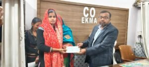 डूबकर मरे तीन बच्चों की माताओं को सीओ ने सौंपा मुआवजा राशि का चेक