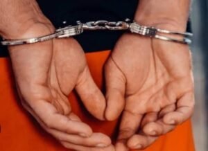 इश्तेहार चस्पा करने पहुँची एकमा पुलिस ने फरार वारंटी को किया गिरफ्तार