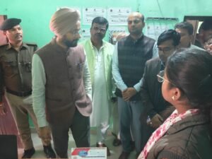 जिला पदाधिकारी ने बैरिया प्रखंड कार्यालय का किया औचक निरीक्षण