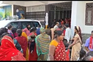 10 हजार रुपए से वंचित सैकड़ो महिलाओं ने नगर निगम कार्यालय का किया घेरा हुआ प्रदर्शन