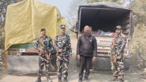 भारत नेपाल सीमा : एसएसबी ने चार पिकअप से 120 बैग मक्का 490 कार्टून फल पकड़े