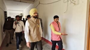 जिला पदाधिकारी ने वार्षिक माध्यमिक परीक्षा केन्द्रों का किया औचक निरीक्षण