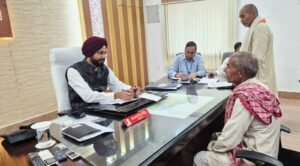 जनसुनवाई में जिला पदाधिकारी ने सुनीं 35 शिकायतें