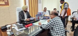 जनसुनवाई में जिला पदाधिकारी ने सुनीं 55 शिकायतें