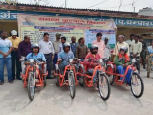 ठकराहां में पहली बार दिव्यांगजनों को मिली बैट्री चालित ट्राईसाइकिल, चार लाभुक हुए लाभान्वित