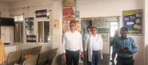 बीडीओ ने सीएचसी एकमा का किया औचक निरीक्षण