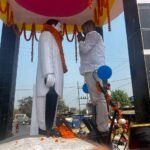 पं. महेंद्र मिश्र की जयंती पर जलालपुर चौक स्थित प्रतिमा पर राजद नेता सुधांशु रंजन ने किया माल्यार्पण