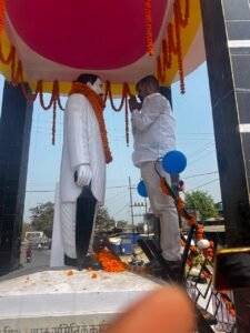 पं. महेंद्र मिश्र की जयंती पर जलालपुर चौक स्थित प्रतिमा पर राजद नेता सुधांशु रंजन ने किया माल्यार्पण