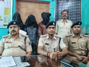 मांझी में वाहन जांच के दौरान तीन अपराधी अवैध हथियार के साथ गिरफ्तार