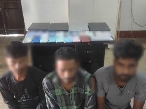 चोरी के 19 स्मार्टफोन, तीन लैपटॉप एवं एक टैबलेट के साथ तीन चोर गिरफ्तार