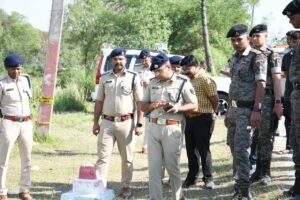 बरामद शव के घटनास्थल का एसपी बेतिया ने किया निरीक्षण