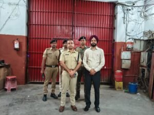 मंडल कारा, बेतिया में आधी रात जिलाधिकारी एवं पुलिस अधीक्षक ने किया छापामारी