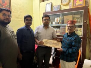 हस्तलिखित ‘भागवत पुराण’ के दुर्लभ अंश का उप विकास आयुक्त ने किया अवलोकन