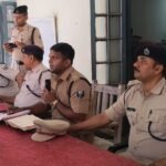 एकमा थाना में एसएसपी के समक्ष गुंडा परेड में 42 आरोपियों ने थाने में लगाई हाजिरी