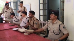 एकमा थाना में एसएसपी के समक्ष गुंडा परेड में 42 आरोपियों ने थाने में लगाई हाजिरी