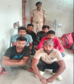 आठ शराब कारोबारी गिरफ्तार, भारी मात्रा में देशी चुलाई शराब बरामद