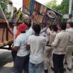 नगर निगम प्रशासन ने हटाया अतिक्रमण, फुटपाथ खाली न करने वालों का सामान किया गया जब्त