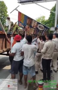 नगर निगम प्रशासन ने हटाया अतिक्रमण, फुटपाथ खाली न करने वालों का सामान किया गया जब्त