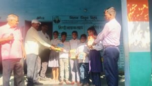 बबन कुंवर सेवा समिति के तत्वावधान में छात्र-छात्राओं को बांटी गई शैक्षणिक सामग्री