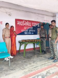 दो महिलाओं सहित पांच शराब कारोबारी गिरफ्तार, भारी मात्रा में चुलाई शराब बरामद