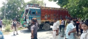 ट्रक की चपेट में आकर स्कूटी सवार दुकानदार की मौत