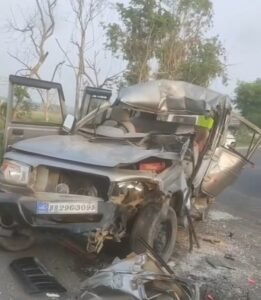 बारात से लौटते समय दर्दनाक हादसा : बोलेरो की ट्रक से टक्कर, एक युवक की मौत, सात लोग घायल