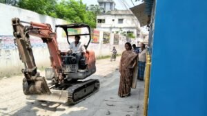 मुख्य नाले के ऊपर सीढ़ी बनाने और स्लैब ढाल देने से जल निकासी बाधित : गरिमा