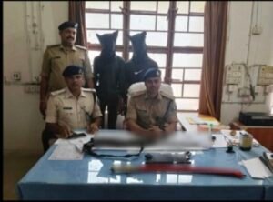 लूट की मोटरसाइकिल सहित दो लूटेरे गिरफ्तार, 2 एयर गन आदि आपत्तिजनक सामान बराबर