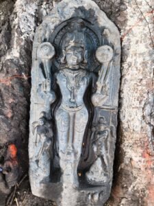 तालाब की सफाई में देकुली टोला गांव में मिली काले पत्थर की दुर्लभ मूर्ति, पुरातात्विक जांच कराने की मांग