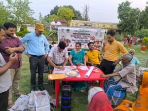 हस्तशिल्प सीख बदल रहे जीवन के रंग, वृद्धाश्रम “सहारा” में वरिष्ठ नागरिकों ने सीखा पेपर क्राफ्ट