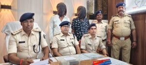 चनपटिया : चाकू दिखाकर लूटने वाले दो लुटेरे लूट के सामान के साथ गिरफ्तार