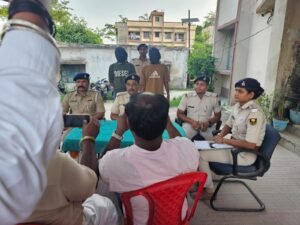 लौरिया : दो देसी कट्टा एवं एक बड़ा चाकू के साथ दो व्यक्ति गिरफ्तार