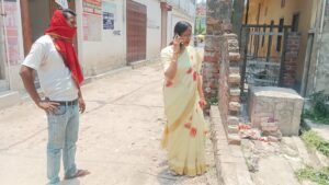 भोला बाबू कॉलोनी में मुख्य नाले में बम पुलिस की कच्ची दीवार ढह जाने की जानकारी पर पहुंचीं महापौर