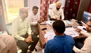 जिला पदाधिकारी ने अंचल कार्यालय का किया निरीक्षण
