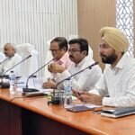 जिला पदाधिकारी ने राजस्व विभाग के कार्यों का किया समीक्षा