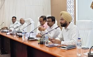 जिला पदाधिकारी ने राजस्व विभाग के कार्यों का किया समीक्षा