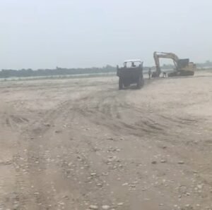 गंडक में अनियंत्रित खनन से बी-गैप तटबंध पर संकट, बढ़ा बाढ़ का खतरा