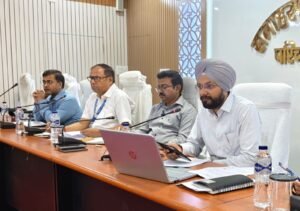 विभिन्न विकासात्मक एवं जनकल्याणकारी योजनाओं की प्रगति की जिलाधिकारी ने की समीक्षा