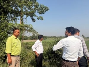 वाल्मीकिनगर एयरपोर्ट विस्तार हेतु प्रस्तावित भूमि का अपर समाहर्ता ने किया निरीक्षण