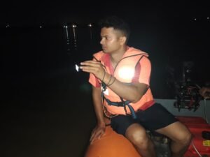 नदी में डूबे व्यक्ति की तलाश में जुटी एसएसबी के राहत एवं बचाव दल की टीम