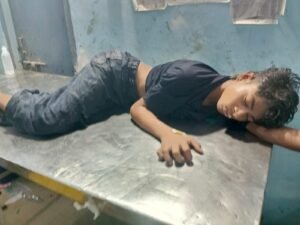 ट्रेन में बेहोश मिले अज्ञात युवक को एकमा स्टेशन पर उतारकर पहुंचाया गया एकमा सीएचसी