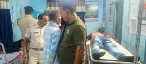 दाउदपुर में खड़े ट्रक से टकराई बाइक, युवक गंभीर रूप से घायल