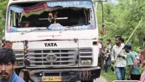 सड़क हादसे में दो लोगों की दर्दनाक मौत