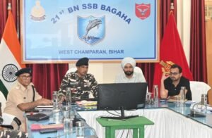 इंडो-नेपाल सीमा : विवादित सुस्ता के भूमि का जिलाधिकारी एवं पुलिस अधीक्षक ने किया निरीक्षण