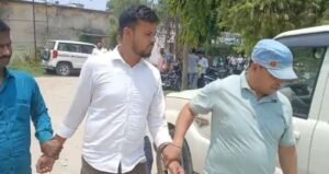 बेतिया अंचल कार्यालय में निगरानी ने रंगे हाथों आरटीपीएस क्लर्क को दबोचा
