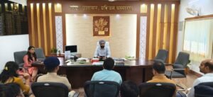 छावनी आरओबी एवं एनएच पर सड़क सुरक्षा संबंधी कार्यों की जिला पदाधिकारी ने की समीक्षा