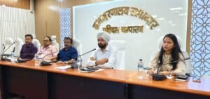 लंबित मामलों का गुणवत्तापूर्ण एवं समयबद्ध निष्पादन सुनिश्चित करें : जिला पदाधिकारी