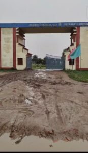 जयप्रकाश विश्वविद्यालय के मुख्य गेट पर जलजमाव को लेकर आरएसए ने किया प्रदर्शन का ऐलान
