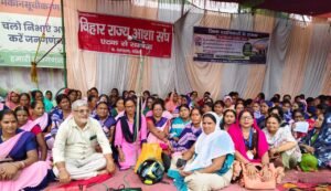 डीएम कार्यालय पर आशा कार्यकर्ताओं का हल्ला बोल, 11 सूत्रीय मांगों को लेकर जोरदार प्रदर्शन